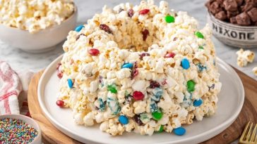Christmas Popcorn Cake